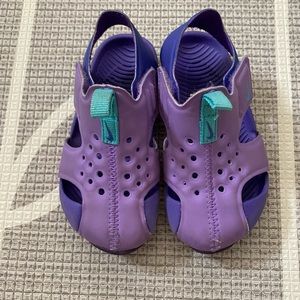 EUC Nike Sunray Protect 2 size 7